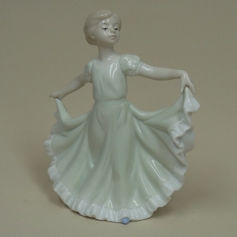 фарфоровая статуэтка Девушка в танце 17см VS-203