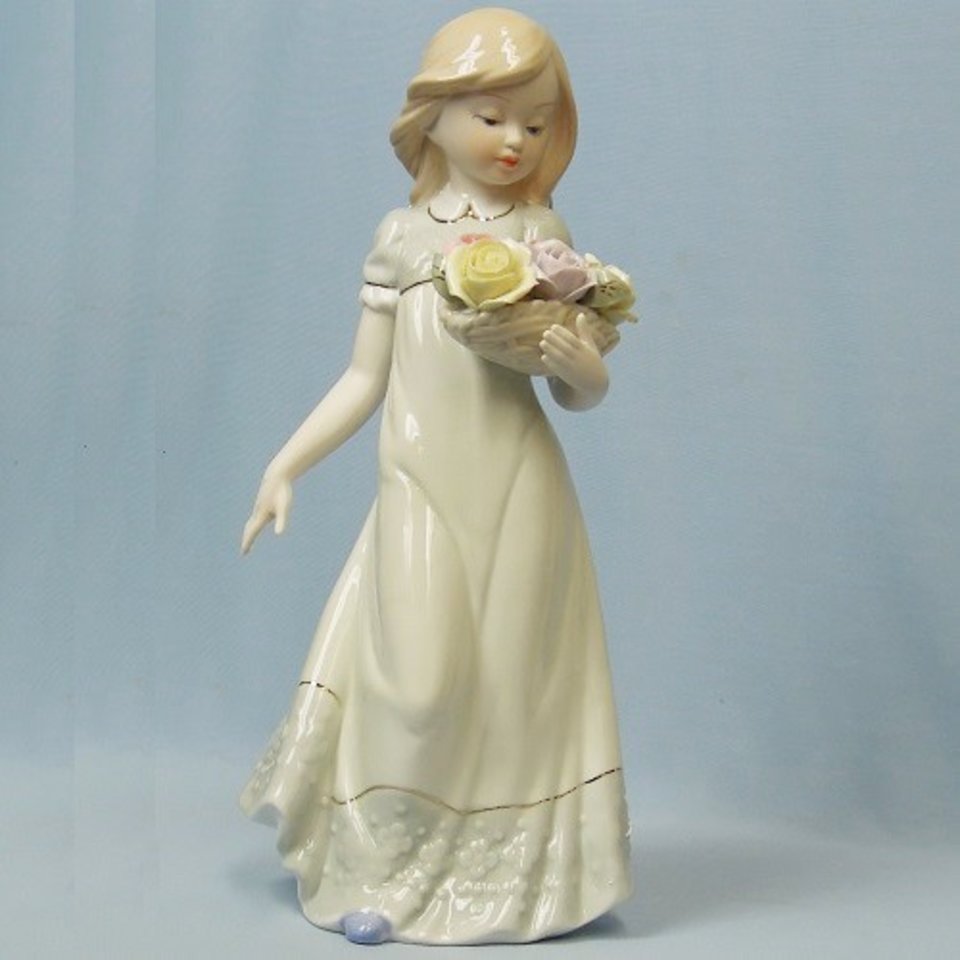 фарфоровая статуэтка Девушка с корзиной цветов 30см VS-137