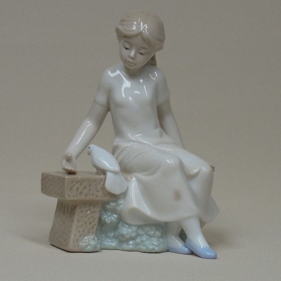 статуэтка Девушка с голубем15см VS-213